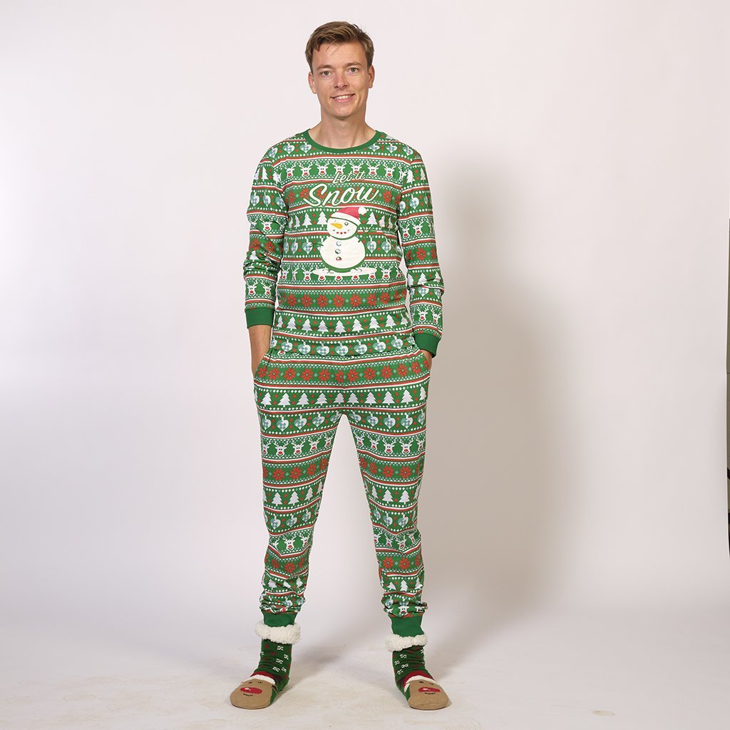 Grüner Let It Snow Weihnachtspyjama Herren mit Schneemann, Weihnachtsmustern und Stretchstoff.